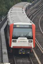 HAMBURG, 01.09.2014, Wagen 853-1 als U3 nach Barmbek bei der Einfahrt in den U-Bahnhof Landungsbrücken