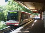 Hamburg: Die U1 nach U-Bahnhof Norderstedt Mitte im U-Bahnhof Ahrensburg West.