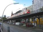 U-Bahn auf der Hochbahnstrecke zwischen Landungsbr�cken und Baumwall - Hamburg, 11.05.2005