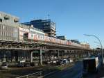 Ein 6-Wagenzug DT 3 der Hamburger Hochbahn AG auf dem Viadukt zwischen Landungbrcken und Baumwall am 28.12.2009.