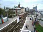 Einer der sch�nsten und interessantesten
Streckenabschnitte im Liniennetz der
Hamburger U-/Hochbahn, zwischen 
R�dingsmarkt/Baumwall und Landungsbr�cken.
Am 29.04.2013 erreicht ein DT3 Zug
die Station Landungsbr�cken.