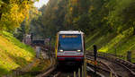 Am Mittag des 18. Oktober 2016 konnte ich den DT4 110 der Hamburger Hochbahn mit unbekanntem Anhängsel bei der Einfahrt in den U-Bahnhof Hagenbecks Tierpark auf dem Weg Richtung Niendorf Markt fotografieren