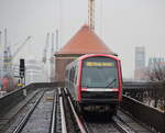 Die U3 (Hbf Süd - Landungsbrücken - Schlump - Barmbeck - Hbf Süd) der Hamburger Hochbahn wird als Ringlinie betrieben und bietet zwischen den Stationen Rödlingsmarkt, Baumwall und Landungsbrücken einen guten Blick auf den Hamburger Hafen.

Hamburg Baumwall, 23. Februar 2017