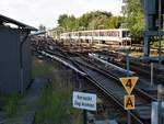 Hamburg am 17.7.2018, U-Bahnhof Farmsen: ausfahrender DT4 Richtung Volksdorf/Walddörfer, links die Gleise in die Abstellanlage /