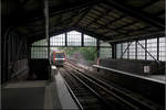 Hinein in die Halle -    Einfahrt eines U-Bahnzuges der Hamburger Linie U3 in die Hochbahnstation Uhlandstraße.