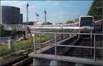 Aufnahme im Gleisbereich -

Blick auf die Wendeanlage am Hamburger U-Bahnhof Barmbek. Hier wenden derzeit die Züge der U3 in Richtung Wandsbek-Gartenstadt. Vermutlich fahren sie von da weiter als U1 nach Großhansdorf bzw. Ohlstedt.
Aufnahme aus dem fahrenden Zug, daher ganz legal im Gleisbereich aufgenommen.

16.08.2018 (M)