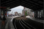 Baumwall-Variationen -    Blick DURCH die Halle nach Draußen in Richtung Hafen und Landungsbrücke.