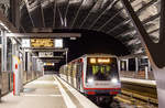 Am späten Abend des 15.3.2019 wartet DT4-Triebwagen 116 im neu eröffneten Bahnhof Elbbrücken auf seine Abfahrt als U4 nach Billstedt