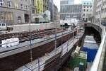 Hamburg am 17.12.2021: die z.Zt. im Wiederaufbau befindliche U-Bahnrampe zwischen den Stationen Rathaus und  Rödingsmarkt (Blickrichtung Rathaus), Blick in das trocken gelegte Mönckedammfleet, im Hintergrund steht das Wasser vor der Sperre,  ab 27.3.2022 fahren hier wieder Züge /