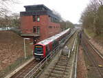 HHA 410-3 als U2 (Niendorf Markt - Billstedt), am 15.02.2022 bei Hagenbecks Tierpark in Hamburg.