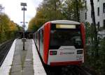 Ein Zug der Linie U3 in der Station Sierichstrae - Fahrtrichtung Kellinghusenstrae.