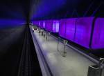 Hamburg am 30.11.2012: Station „HafenCity Universität“  an der neuen U-Bahnlinie U4  Die Beleuchtung in den „Containern“ wechselt die Farbe permanent durch die ganze