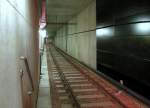 Vorlufige Endstation: Blick in den Tunnel hinter der Station  Hafencity Universitt , fotografiert vom Bahnsteig vor der Sperre.