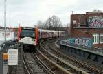 Einfahrt eines Zuges der Hamburger U-Bahn-Linie U3 in die Station  Hamburger Strae .