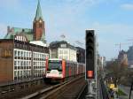 Zug der Hamburger U-Bahnlinie U3 auf der Paradestrecke am Hafen, kurz vor der Einfahrt in die Station  Landungsbrcken .