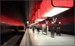 Rotes Licht -     Wechselnde Farben in der Bahnsteighalle   HafenCity Universität  an der neuen Hamburger U-Bahnlinie 4.
