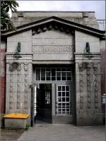 Mehr als hundert Jahre alt - und komplett erhalten: das Eingangsportal zur Hamburger U-Bahnstation  Hudwalckerstrae , von den Steinmetzen damals flschlicherweise ohne C gemeisselt...