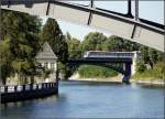 An der Grenze zwischen den Hamburger Stadtteilen Eppendorf und Winterhude berqueren zwei U-Bahnlinien den Alsterlauf: im Hintergrund ein Zug der U1 Richtung  Kellinghusenstrae , gerahmt von einem Eisentrger der U3-Brcke. 6.9.2013