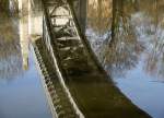 Spiegelung: so sieht die Hochbahnbrücke der Linie U3 über den Hamburger Kuhmühlenteich im Wasser aus.