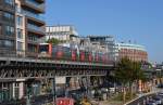 Eine Hamburger Hochbahn passiert am 10.10.15 auf dem Weg nach Barmbek die Hamburger Landungsbrücken.