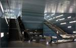 Alles Blau -    Großzügiger Treppenabgang an der U-Bahnstation Überseequartier in der Hamburger Hafencity.