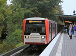 U3 der Hamburger Hochbahn (DT3) bei der Einfahrt in den Bahnhof Saarlandstraße am 24.