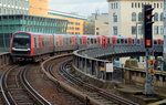 Ein DT5-Doppel der Hamburger Hochbahn, an der Spitze 331-1, erreicht am 30.10.2016 die Station Rödingsmarkt