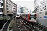 . Kurvenreiche Rampe -

Die Hamburger U-Bahnlinie U3 verlässt nach der Station Rathaus den Tunnel und steigt auf einer kurvenreichen Rampenstrecke hinauf zur Hochbahnstation Rödingsmarkt. Dieser Fotostandpunkt ist inzwischen durch eine Schule überbaut.

11.08.2005 (M)