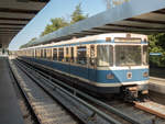 U-Bahn München Zug 7118 mit U6 nach Fröttmaning in Kieferngarten, 18.09.2020.