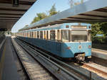 U-Bahn München Zug 7303 mit U6 nach Fröttmaning in Kieferngarten, 18.09.2020.