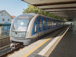 U-Bahn München Zug 7716 mit U6 nach Münchner Freiheit in Kieferngarten, 18.09.2020.