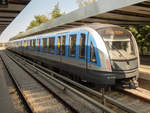 U-Bahn München Zug 7704 mit U6 nach Garching Forschungszentrum in Kieferngarten, 18.09.2020.