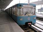 Hier steht die U6 im Bahnhof Garching-Hochbrck.