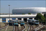 Die Allianzarena im Hintergrund -    Blick in den Münchner U-Bahnbetriebshof in Fröttmaning mit Triebwagen vom Typ A und B.