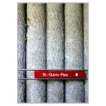 Die Natur hat es geschafft -     Ein klein wenig Grünes wächst aus der Bohrpfahlwand am U-Bahn St.-Quirin-Platz.