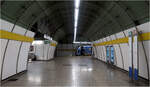 Zweiröhren-Station

Blick in den westlichen Querschlag des U-Bahnhofes Odeonsplatz der Linien U4 und U5 in München. U-Bahnhöfe in großer Tieflage werden häufig bergmännisch erstellt, wobei oftmals für beide Fahrtrichtungen gesonderte Bahnsteigröhren gebaut werden, typisch zum Beispiel für die Londoner Tube.
In Deutschland gibt es wenn ich richtig gezählt habe 29 derartige U-Bahnhöfe. Auf dem ersten Platz steht da Essen mit sieben Röhrenbahnhöfen, München folgt auf Platz 2 mit sechs Mit über 400 Meter Bahnsteiglänge entsteht weltweit einer der längsten Stationen dieser Bauart derzeit am Stuttgarter Flughafen für Fern- und Regionalzüge. 

09.11.2022 (M)