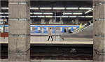 Alles weg was nur der Gestaltung diente -     U-Bahnhof Hauptbahnhof der U1 und U2 in M�nchen: Die Deckenpaneele, die Verkleidung der Hintergleisw�nde und St�tzen wurden entfernt und der U-Bahnhof
