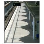 Licht und Schatten am Bahnhof Fröttmaning.