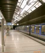 Ein C-Wagen der Mnchener U-Bahn, unterwegs als Linie U2, wartet in der Endhaltestelle  Messestadt Ost  auf die Abfahrt nach  Feldmoching .