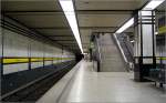 Festlich - 

Passend zum darüber liegenden Prinzregententheater wurde der Bahnhof Prinzregenplatz (U4-Ost) sehr festlich gestaltet. Überhaupt unterschieden sich alle sieben U-Bahnstationen an der 1988 eröffneten U4/5-Ost sehr, jeder Bahnhof wurde individuell gestaltet. 
Architektur dieser Haltestelle: Alexander Freiherr von Branca (der den U-Bahnhof Marienplatz plante) mit Hilmer und Sattler.

München, 05.01.2005 (J)