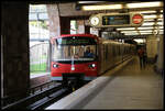 Auf der U-Bahn Linie 3 liegt der Haltepunkt Opernplatz in Nürnberg auf Höhe der Stadtmauer, so dass normales Tageslicht auf den Bahnsteig fällt. Die Züge werden automatisch gesteuert, so dass schon kleine Fahrgäste quasi das Fahrerlebnis als Lokführer genießen können!