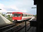 U-Bahn Triebwagen der Linie 1 bei der Einfahrt, in den Nrnberger Hochbahnhof Stadtgrenze, in Richtung Fhrt Harthhe. 