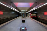 U-Bahnhof Sündersbühl - 

Vereinzelt Rot.
Der Bahnsteig der Station Sündersbühl erhält durch Oberlicht auch Tageslicht.

Nürnberg, 18.01.2022 (M)