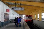 Muggenhof, Linie U1 (1970) -     Dieser Hochbahnhof hat Seitenbahnsteige, da hier von 1970 an die Straßenbahnen im Vorlaufbetrieb fuhren.