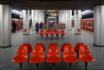 Plärrer, Linien U1/11, U2 (1980) - 

Nürnberger U-Bahn-Symetrie: Designer-Sitze für die Wartenden im U-Bahnhof Plärrer.

04.03.2006 (M)