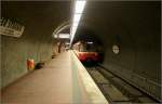 Rothenburger Straße, Linie U2 (1984) -

Blick in eine der tiefliegenden Bahnsteigröhren, die durch den dunklen Putz eine recht düsteren Eindruck machen. Südlich dieser Station wird die neue U3 abzweigen. Deren Streckenabzweige sind schon fertiggestellt, doch verzögert sich die Inbetriebnahme dieser Linie aufgrund von Problemen mit dem fahrerlosen Betrieb. 

04.03.2006 (M)