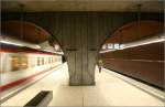 Schweinau, Linie U2 (1984) -  

Diese Station entstand wiederum in NÖT mit zwei Bahnsteigtunnelröhren. An beiden Enden befinden sich großzügig gestaltete Zugangsbereiche. 

04.03.2006 (M)