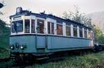 Auf diesem Foto ist Wagen 11 der Überlandstraßenbahn Esslingen-Nellingen-Denkendorf sich selbst überlassen auf dem Areal des Bahnhofs Schönau.