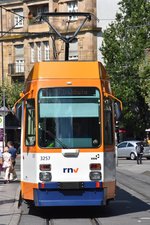 HEIDELBERG, 13.08.2016, Wagen 3257 als Straßenbahnlinie 26 nach Kirchheim in der Haltestelle Bismarckplatz