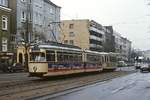 Bis zum Betriebsende waren die Kieler Sechsachser mit modernisierten zweiachsigen Beiwagen aus dem Jahre 1939/40 gekuppelt, am 27.04.1985 fährt der Tw 261 in Richtung Schleuse Holtenau